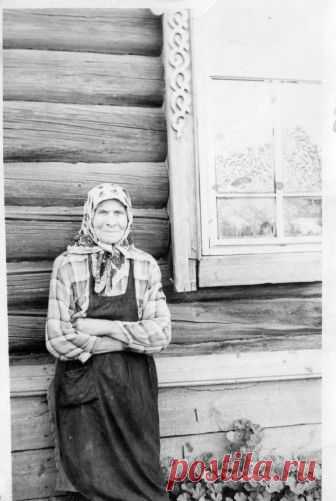 Как говорила бабушка моя
Ходит по одворице бабушка моя,
Поливает, полет…  Вспоминаю я,
Как  сама с собою говорит она:
- Сёдни я упеталась – чё-то не ладна:
Гряды не уделаны - уповод хожу,
Вот мотыжить надо бы – девкам накажу;
И морковь незнатко, заросла травой,
Вон и лук лисеёт, ровно не живой.
Не везде картошки нонче  хороши,
С каих пор назём-от  у межи лежит; 
И крапивы эсколь – весь зарос заплот…
Ой, дак, кто хоть это тамака  идёт?
Буди, Нюра… «Нюрушка, здрастуёшь, кума...