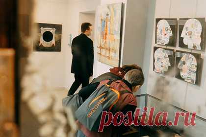 В Ярославле открылась посвященная зеркалам выставка. В Ярославле 7 декабря открылась выставка «Я — зеркало», на которой представлены картины художников из Ярославля, Рыбинска и Углича. Экспозиция состоит из нескольких разделов: зеркало как элемент интерьера; зеркало и женщина; художник, исследующий себя с помощью зеркала в автопортретах.