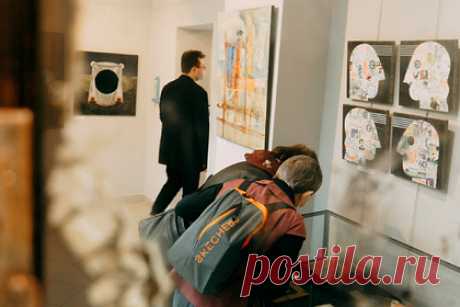 В Ярославле открылась посвященная зеркалам выставка. В Ярославле 7 декабря открылась выставка «Я — зеркало», на которой представлены картины художников из Ярославля, Рыбинска и Углича. Экспозиция состоит из нескольких разделов: зеркало как элемент интерьера; зеркало и женщина; художник, исследующий себя с помощью зеркала в автопортретах.