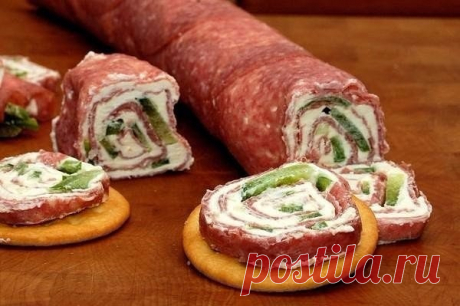 Ролл из салями и сливочного сыра  

Красивая и вкусная закуска!

Ингредиенты:

0.5 кг сливочного сыра, комнатной температуры 
300 гр салями нарезанной очень тонко 
1 зеленый перец, тонко нарезанный 

Расстелить пищевую пленку на столе, выложить сыр, накрыть еще слоем пленки и раскатать скалкой в пласт толщиной в сантиметр.

Осторожно снять пленку и по всей поверхности сыра разложить салями, затем снова накрыть пленкой и аккуратно перевернуть.

Снять пленку уже с другой сто...