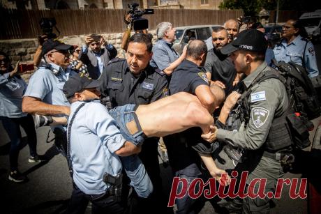 «Не допустим арабскую анархию»: продление арестов и перехваты на дорогах Арестованному в начале этой неделе арабу, которому вменяется оскорбление сотрудников полиции в Старом городе в Иерусалиме, продлили арест. Также ему запретили приближаться к Старому городу в течение 15 дней. Несмотря на то, что подозреваемый не совершил никакого уголовного преступления и даже пальцем не коснулся полицейских, суд решил подстраховаться и продлить его арест, туманно ссылаясь на то, что с...