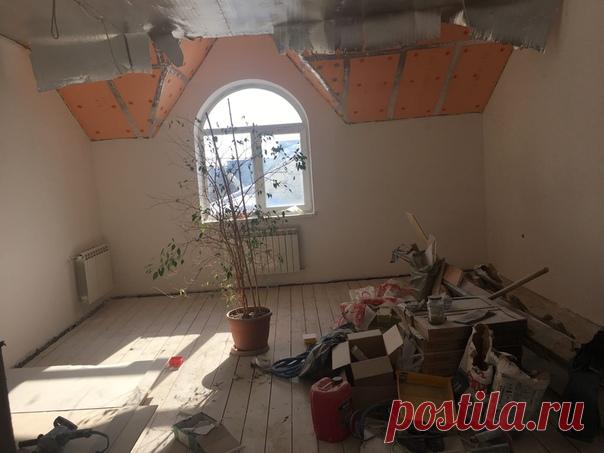 Добрый день Помогите определиться с дизайном спальни и самое главное с таким окном 😭😭😭