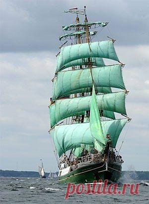 Куда летишь? К каким пристанешь берегам, 
 Корабль, несущий по волнам.......................