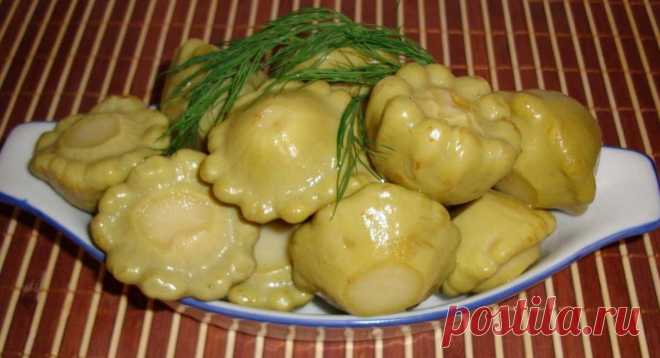 Маринованные патиссоны на зиму – хрустящие, просто пальчики оближешь Каждый сезон закрываю на зиму хурстящие маринованные патиссоны - просто пальчики оближешь. Консеривирую и на пару с кабачками и зеленью, до весны все съедается. В урожайный год катаю ассорти с огурцами и помидорами, с болгарским перцем и капустой. Даже на даче делаю: рецепты легкие, без стерилизации. Самые любимые - патиссончики, как грузди. Мы их просто обожаем, насколько вкусная закатка получается!
