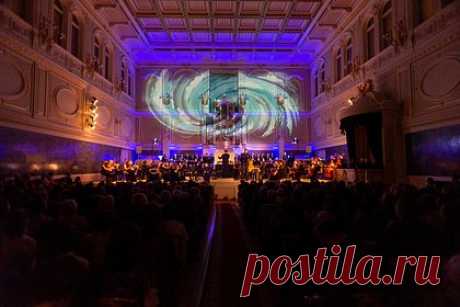 В Александринском театре состоится премьера цифровой версии оперы Чайковского. В Александринском театре состоится премьера инновационной цифровой версии оперы Петра Чайковского «Евгений Онегин». Произведение покажут 11 и 12 ноября 2023 года в рамках фестиваля «Чайковский. Перезагрузка». Режиссером-постановщиком выступил художественный руководитель многодневного события — Ханс-Йоахим Фрай.