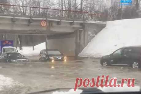 В Ленинградской области из-за потепления подтопило дороги. В связи с потеплением и таянием снега в Ленинградской области и Санкт-Петербурге в отдельных местах подтопило дороги. Жители региона выкладывают фото и видео, на которых по проезжей части текут целые реки. Некоторым машинам вода доходит практически до капота. Пешеходам в такой ситуации не обойтись без резиновых сапог.