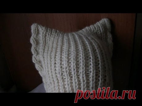 Вязание шапки с ушками на спицах.  Knitting hats with ears on the needles.