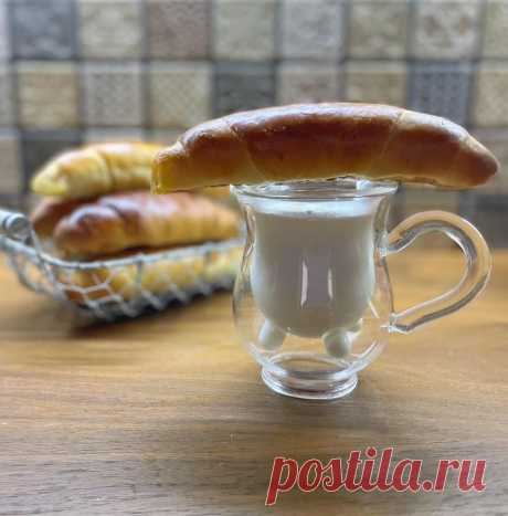 Матильда Карловна
рецепт теста. 
Моё любимое, универсальное, для всех видов выпечки - булки, пироги, пирожки. 
300 мл воды (молока, сыворотки, пр)
10 г живых дрожжей растворить в жидкости
1 ст л сахара
1 ч л соли
50г мягкого слив масла (маргарина, смальца, растительного масла)
500г муки
Тесто получается эластичное, совершенно не липкое
1 расстойка
Разделение на порции, если для пирогов или булок, или просто 
2 расстойка
Формовка
Расстойка перед выпечкой
Выпечка при 190°С