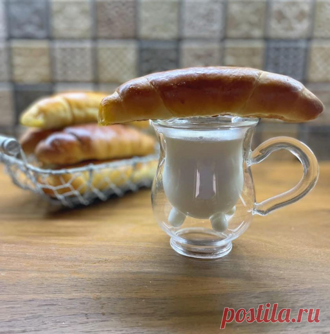 Матильда Карловна
рецепт теста. 
Моё любимое, универсальное, для всех видов выпечки - булки, пироги, пирожки. 
300 мл воды (молока, сыворотки, пр)
10 г живых дрожжей растворить в жидкости
1 ст л сахара
1 ч л соли
50г мягкого слив масла (маргарина, смальца, растительного масла)
500г муки
Тесто получается эластичное, совершенно не липкое
1 расстойка
Разделение на порции, если для пирогов или булок, или просто 
2 расстойка
Формовка
Расстойка перед выпечкой
Выпечка при 190°С