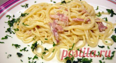 Рецепт пасты карбонара со сливками и беконом Паста карбонара со сливками и беконом - это классическое итальянское блюдо, которое отличается нежным вкусом и насыщенной текстурой. Сочетание сливок и бекона придаёт пасте особую сочность и аромат. Это блюдо идеально подходит для семейного ужина или праздничного стола.