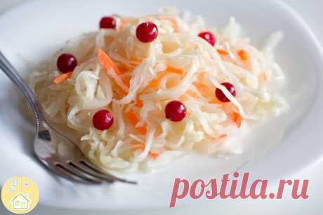 Моя бабушка так квасила капусту, моя мама квасила также и передала этот способ мне, а я делюсь с вами!
Вкуснее капустки вы ещё не пробовали!
 
Итак записываем... 
 
капуста белокочанная (небольшой — 1 вилок
морковь (крупные) — 2 шт.
вода — 2 л
соль — 3 ст. л.
сахар — 2 ст. л.
специи (по вкусу)
 
Нарезаем капусту - как любите. Очень тонко и мелко или покрупнее.
 
Натираем на крупной тёрке морковь.
Всё перемешиваем, перетираем руками и утромбовываем, складываем в стеклянную ...