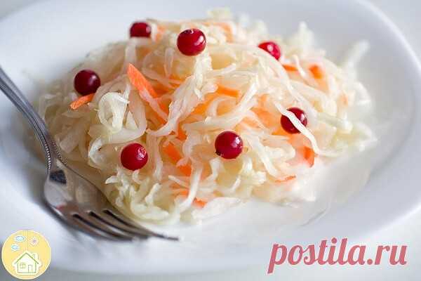 Моя бабушка так квасила капусту, моя мама квасила также и передала этот способ мне, а я делюсь с вами!
Вкуснее капустки вы ещё не пробовали!
 
Итак записываем... 
 
капуста белокочанная (небольшой — 1 вилок
морковь (крупные) — 2 шт.
вода — 2 л
соль — 3 ст. л.
сахар — 2 ст. л.
специи (по вкусу)
 
Нарезаем капусту - как любите. Очень тонко и мелко или покрупнее.
 
Натираем на крупной тёрке морковь.
Всё перемешиваем, перетираем руками и утромбовываем, складываем в стеклянную ...