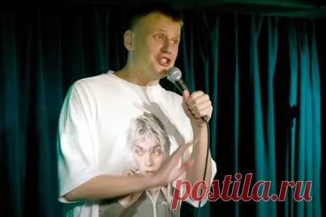 Популярный в России комик рассказал о трудностях адаптации в Турции. Популярный в России белорусский комик Слава Комиссаренко рассказал, как проходит его адаптация в Турции. О переезде в эту страну он заявил в 2022 году. Перед этим Комиссаренко переехал в Польшу — по словам юмориста, причиной послужило то, что он объявлен белорусским КГБ в розыск.