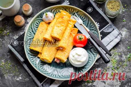 Яичные блины для салата с начинкой из сыром и ветчины получаются тонкими и очень вкусными. В нашем рецепте с фото пошагово мы рекомендуем готовить их с крахмалом: так блинчики не порвутся, но будут нежными.