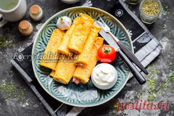 Яичные блины для салата с начинкой из сыром и ветчины получаются тонкими и очень вкусными. В нашем рецепте с фото пошагово мы рекомендуем готовить их с крахмалом: так блинчики не порвутся, но будут нежными.