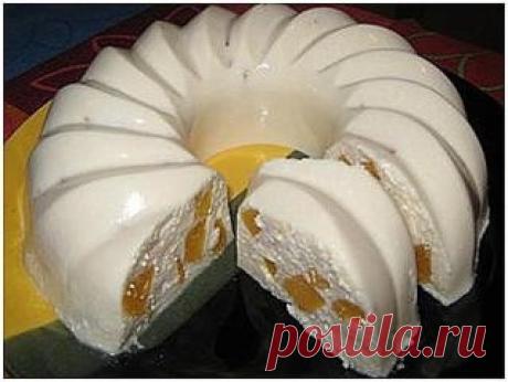 Творожный кекс с персиком без выпечки! Очень легкий, воздушный, вкусный, ароматный творожный десерт с персиками. Его нежность вы не забудете никогда. Приготовьте и порадуйте своих родных!
Ингредиенты:
1 пачка творога
120 грамм сгущенного молока
1 пачка (15 грамм) быстрорастворимого желатина
2 персика
Способ приготовления:
Персик без шкурки нарезать на кусочки.
Желатин растворить в 100 миллилитрах холодной воды и довести до кипения. Помешивая проварить пару минут и отставить остывать
В миску поме