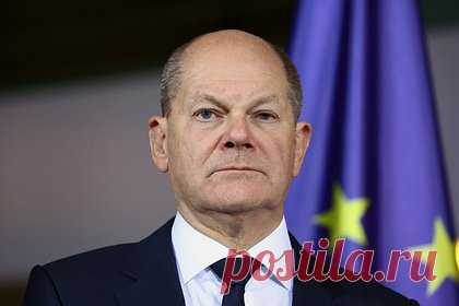 Шольц согласился облегчить нагрузку на регионы ФРГ от растущего потока мигрантов. Правящая коалиция канцлера Германии Олафа Шольца провела переговоры в канцелярии в Берлине и пришла к выводу, что правительство страны будет выплачивать 7500 евро на каждого просителя убежища, начиная со следующего года, чтобы облегчить бремя местных властей, пытающихся справиться с притоком мигрантов.