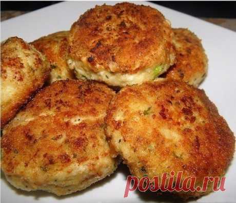 КОТЛЕТКИ "МАЛЫШКИ" 
Очень быстрые и вкусные котлетки. Дети их просто обожают! 

#мирмамы_рецепты

ИНГРЕДИЕНТЫ: 
● филе куриное - 1 кг, 
● сырок плавленый - 3 шт., 
● зеленый лук - 1 пучок, 
● укроп или петрушка - 1 пучок, 
● яйцо - 1 шт., 
● майонез или сметана - 3 столовых ложки, 
● специи, 
● чеснок - 2 зубчика. 

ПРИГОТОВЛЕНИЕ: 
1. Пропускаем через мясорубку филе, сырки, зелень и чеснок с зеленым луком.Все хорошо перемешиваем. 
2. Добавляем сырое яйцо, майонез или смета...