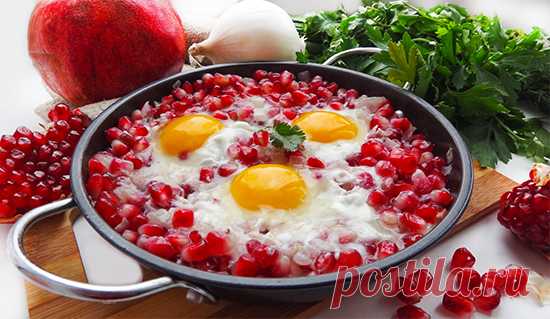 Нар нумры – азербайджанская яичница с гранатом (Azeri Sunny Side Up Eggs with Pomegranate – Nar numru) Нар нумры, азербайджанская яичница с гранатом, Azeri Sunny Side Up Eggs with Pomegranate - рецепт глазуньи с гранатовыми зернами, луком