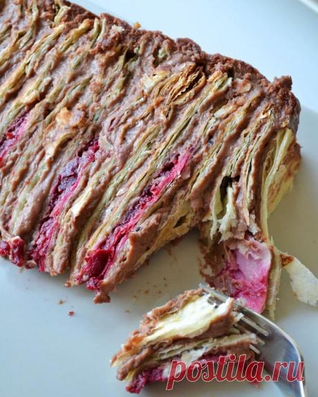 Рецепт Шоколадный наполеон с вишнево-брусничным конфи