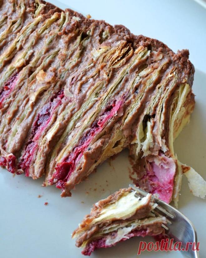 Рецепт Шоколадный наполеон с вишнево-брусничным конфи