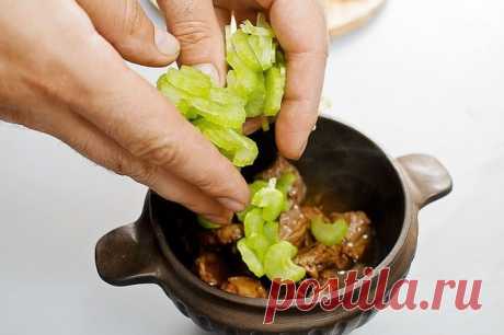 Открыв крышку этих горшочков, я была одурманена ароматом! Самое вкусное блюдо.