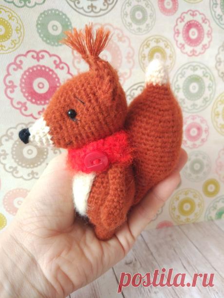 PDF Белка-рукоделка. FREE amigurumi crochet pattern. Бесплатный мастер-класс, схема и описание для вязания игрушки амигуруми крючком. Вяжем игрушки своими руками! Белка, белочка, squirrel, wiewiórka, eichhörnchen, feh, écureuil. #амигуруми #amigurumi #amigurumidoll #amigurumipattern #freepattern #freecrochetpatterns #crochetpattern #crochetdoll #crochettutorial #patternsforcrochet #вязание #вязаниекрючком #handmadedoll #рукоделие #ручнаяработа #pattern #tutorial #häkeln #amigurumis
