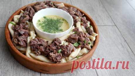Отварная говядина с галушками и картофельно-чесночным соусом. Вариация на тему жижиг-галнаша | Домашняя кухня Алексея Соколова | Дзен