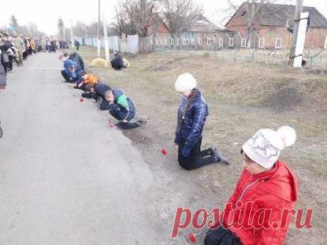 Шо, опять?....  уродуют детские души,заставляя стоять детей на коленях на похоронах убийц детей!