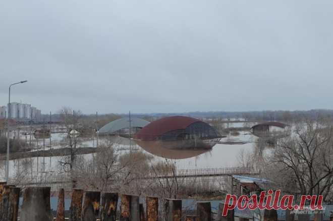 В Орске из-за паводка началась эвакуация жителей еще одного района. Для людей подготовлены пункты временного размещения.
