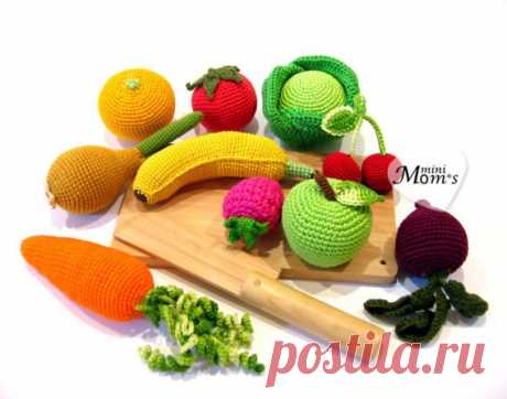 Для желающих связать такую красоту!

#овощи_крючком@knit_toyss

Источник: https://www.livemaster.ru/item/17632541-kukly-i-igrus..
