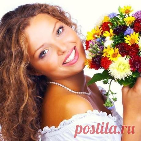 Снова солнце ярко светит,  
И в душе звенит капель. 
Вновь весна на белом свете! 
Распахни же счастью дверь! 
Жизнь прекрасна! Улыбайся, 
Удивляя всех собой! 
Веселись, шути, влюбляйся, 
Смейся, радуйся и пой!