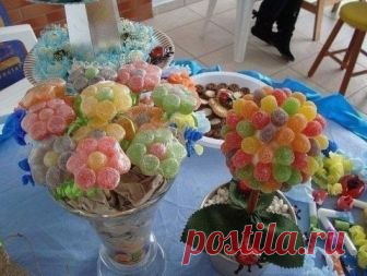 Вкусный и яркий букет цветов из конфет Лучший подарок - сладости