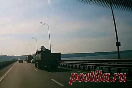 «КамАЗ» протаранил машину с ребенком, протащил ее по трассе и попал на видео. В Ульяновске на Президентском мосту 21 июля произошла автомобильная авария, в которой погибла семья из трех человек. На кадрах видно, как «КамАЗ» протаранил притормозившую Kia Rio и протащил ее до остановившегося впереди грузовика. 29-летний водитель погиб на месте, его жена и ребенок скончались в больнице.