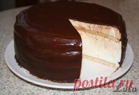 Торт и конфеты &quot;Птичье молоко&quot; - один из вкуснейших десертов. Приготовить его в домашних условиях не столь сложно. Этой нежной, тающей во рту сладостью можно накормить гостей на любом празднике. Вкус детства порадует абсолютно всех.