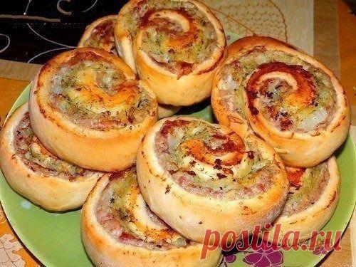 Мясные мини-рулетики
Ингредиенты:
Тесто:
1,5 стакана муки
1 желток
0,5 ст.л. сахара
0,2 ч.л. соли
25г сливочного масла (растопленного)
150 мл молока
1/4 часть пакетика дрожжей (быстрорастворимых)
Начинка:
Фарш (любой, у меня курино-индюшачий) — 200-300г
Лук репчатый — 2шт
Картофель сырой очищенный — 2шт
Яйцо — 1 шт
Соль, перец, зелень по вкусу