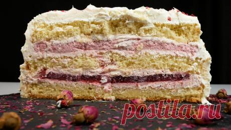 отовим Торт Клубника со сливками. Это очень нежный торт который покорил моих домочадцев. Торт состоит из двух клубничных текстур - мусса и конфи, сливочной пропитки, клубничного крем-чиза и очень нежного бисквита. Из одного только описания уже можно предположить, как это вкусно!