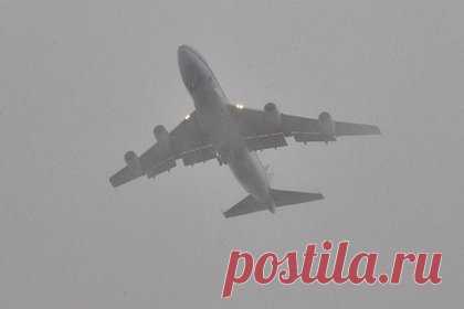 Сильный туман помешал двум российским самолетам приземлиться в Узбекистане. Двум российским пассажирским самолетам, летевшим из Москвы в Ургенч (Узбекистан), помешал приземлиться в аэропорту назначения сильный туман. Уточняется, что лайнеры авиакомпаний Uzbekistan Airways и S7 Airlines были переправлены на запасные аэродромы в другие города Узбекистана — Навои и Бухару.