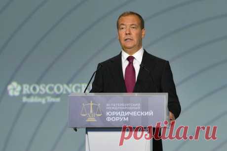 Медведев высказался о выдаче ордеров МУС на арест Шойгу и Герасимова