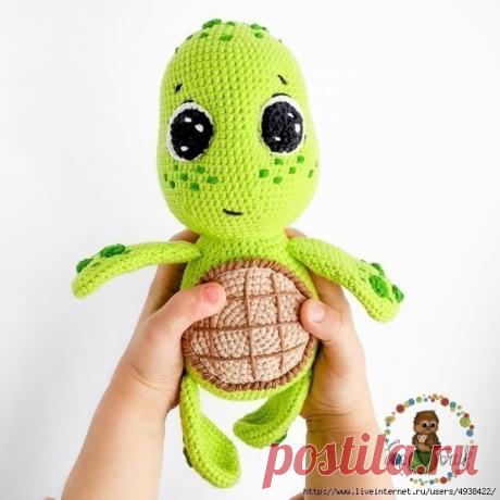 Черепашка крючком. Описание вязания
Описание автора: 
Инструменты и материалы: 
Крючок №2 и №3; 
Иголка для сшивания вязаных изделий; 
Ножницы; 
Маркер; 
Пряжа (Softy: 41, 242, 310, 617; CottonGold: 612, 126, 262, 07 + черный и белый для глаз); 
Наполнитель; 
Условные обозначения: 
КА – кольцо Амигуруми 
ПР – прибавка 
УБ – убавка 
СБН – столбик без накида 
Рост Черепашика из CG — у меня получилось 24 см. Что получится из S — 26 см. Вот только в палитре Софти не нашла ярко...