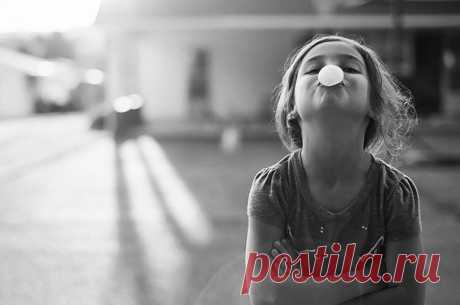 Почему наши дети не должны учиться на отлично Для меня, как и для многих других людей, учеба в университете прошла с твердым убеждением, что оценки решают все. Преподаватели и родители твердили, что высокая успеваемость откроет перед тобой все двери этого мира. Высокий балл – это ключ к успешной жизни. И я слепо верил их словам … Я помню время, когда учебой я доводил себя до полуживого состояния, только ради того, чтобы получить высокий балл на экзамене. И мне казалось, что все это имеет…