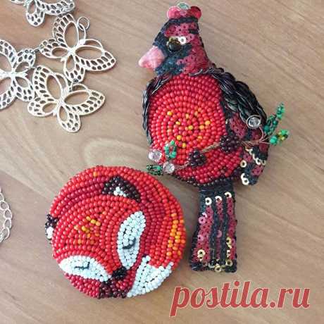 Меня попросили сделать брошку для девочки 7лет. Никогда прежде ничего подобного не делала. Но ...
Я же люблю пробовать все новое! Перекопала интернет, пересмотрела кучу фоток разных мастеров, картинок с птицами и лисами😊. И вот в результате недельных стараний появились такие две брошечки. Прошу не судить строго😊
#брошь #брошьназаказ #брошьбиссером#брошьизбисера #лисичка #птичка#брошьлисичка #брошьптичка #брошкалисичка #брошкаптичка#брошкабиссером #ручнаяработа #ручнаяраб...