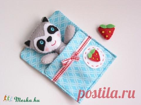 Apróságok szundizsákban- cuki mosómacifiú szamócával (Jam81) - Meska.hu Cuki, öltöztethető mosómacifiú, türkiz kockás nadrágban, szamócával.

A szundizsák és a kis ruha kiváló minőségű pamut anyagból készült, a mosómaci filc anyagból.

A figura arca kézzel hímzett.
mosómacifiú mérete: 13cm
Szundizsák mérete:14cm*11cm

Az utolsó két képen a lány mosómacit is láthatod, ő szintén megtalálható a boltomban!;)