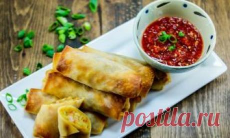 Яичные рулетики с овощами - У нас так Яичные рулетики с овощами. Продукты: Для блинчиков: 300 грамм муки, Пол чайной ложки лимонного сока, Соль, 250 мл воды, два яйца, 1 ст. ложка крахмала. Для начинки: 3-4...