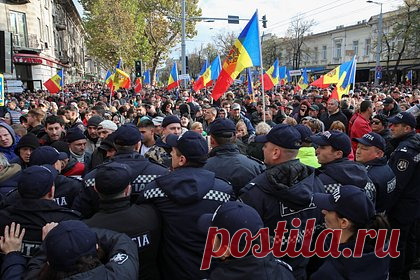 В Молдавии заявили об угрозе массового увольнения полицейских. Почетный председатель оппозиционной молдавской партии «Шор» Валерий Клименко заявил о возможных массовых увольнениях полицейских в стране. Об этом он сообщил в разговоре с «Лентой.ру». Молдавский политик отметил, что это будет не первый прецедент массовых увольнений.