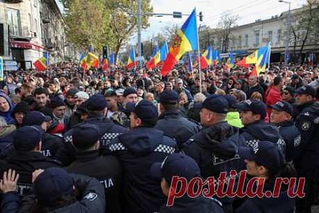 В Молдавии заявили об угрозе массового увольнения полицейских. Почетный председатель оппозиционной молдавской партии «Шор» Валерий Клименко заявил о возможных массовых увольнениях полицейских в стране. Об этом он сообщил в разговоре с «Лентой.ру». Молдавский политик отметил, что это будет не первый прецедент массовых увольнений.