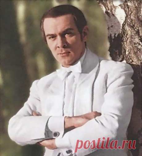 Нас хотела судьба испытать,
Развела, закружила, как вьюга.
Только мы отыскали друг друга,
И друг друга не вправе терять.
От сомненья любовь сберегу -
Я всесилен, покуда мне вместе.
Только знай, — без тебя, как без песни.
А без песни я жить не могу...