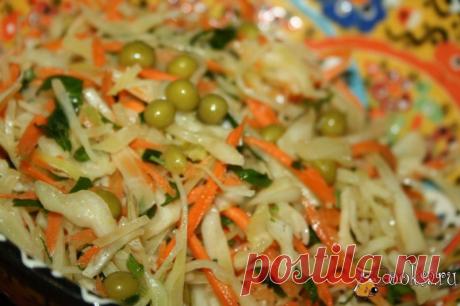 Легкий капустный салат с морковью и зеленым горошком фото рецепт приготовления