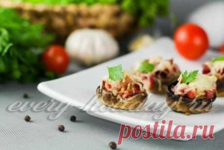 Фаршированные шампиньоны в духовке с сыром