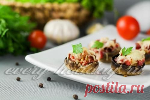 Фаршированные шампиньоны в духовке с сыром